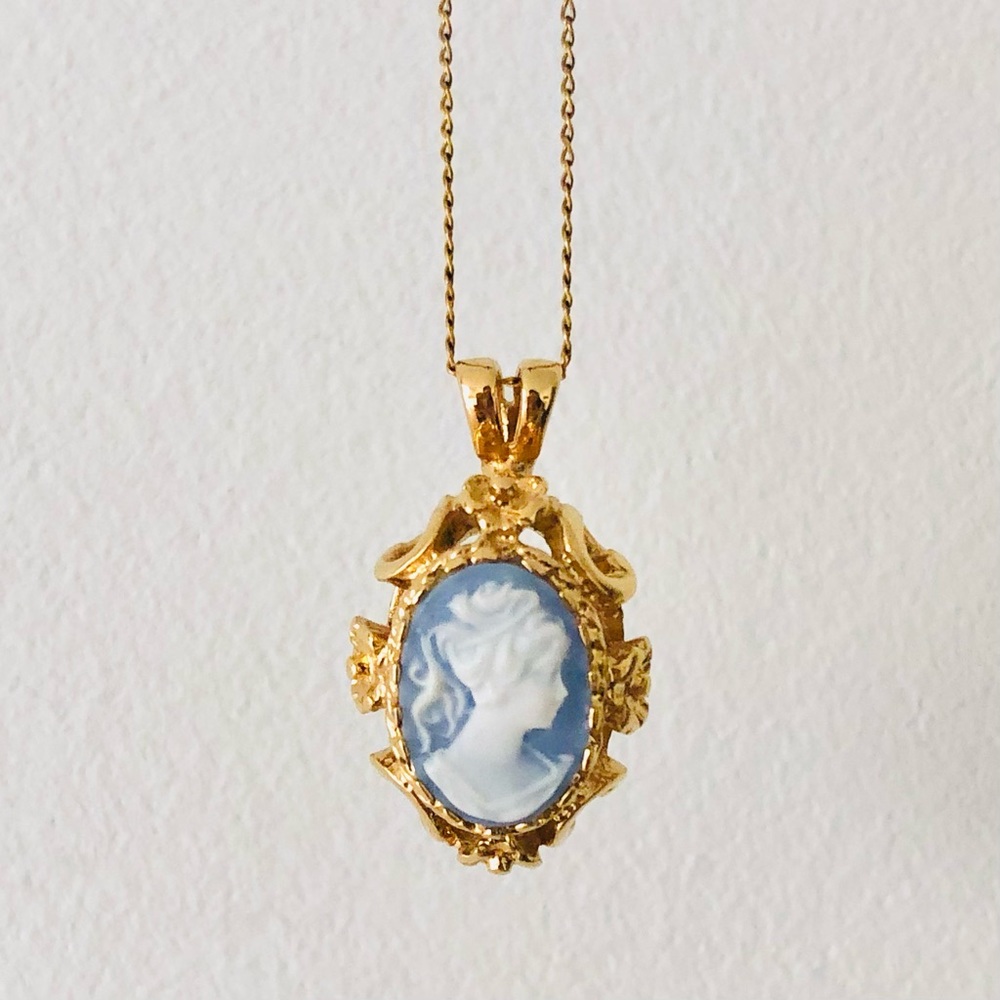 Cameo Necklace Gold